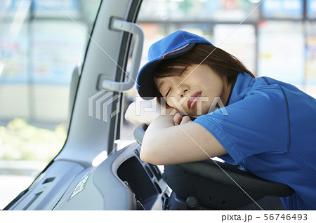 女性 トラック運転手 眠るの写真素材