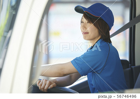 女性　トラック運転手　運転 56746496