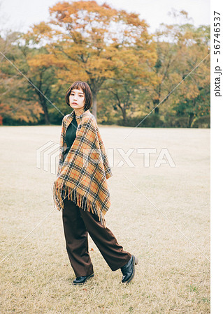 秋服ファッションの若い女性 56746537