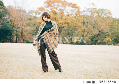 秋服ファッションの若い女性の写真素材