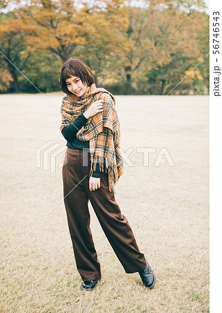 秋服ファッションの若い女性 秋服ファッションの若い女性 56746543