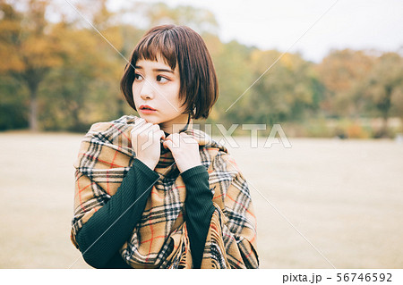 若い女性の秋冬イメージ 若い女性の秋冬イメージ 56746592
