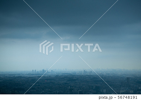 日本の東京都市景観　横浜から、上空に広がる暗雲や東京都内、川崎などを望む 56748191
