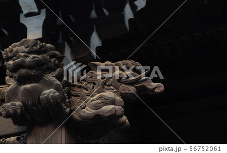 柴又帝釈天山門の獅子・阿形と神獣 56752061