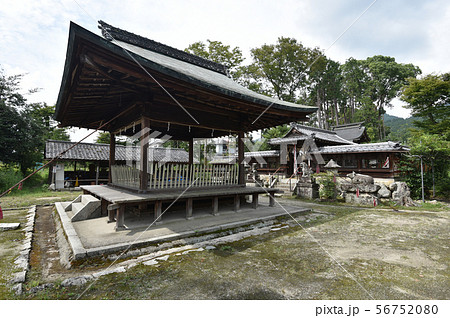 高穴穂神社　拝殿と本殿 56752080