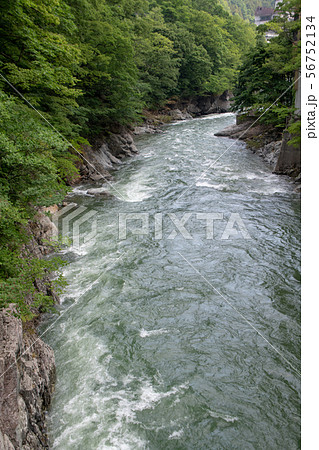 利根川 川風景 湯原橋より下流温泉街方面 みなかみ町 利根川 川風景 湯原橋より下流温泉街方面 みなかみ町 56752134