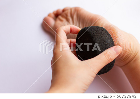 かかとやすりと軽石 56757845