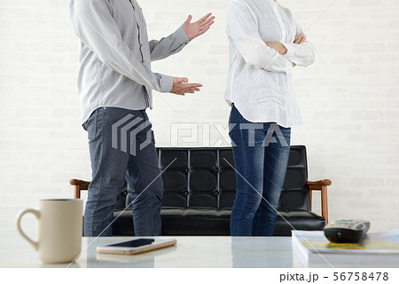 男性と女性の喧嘩 男性と女性の喧嘩 56758478