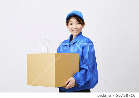 若い女性　引っ越し　荷造り　宅配便　宅配　流通 56758716