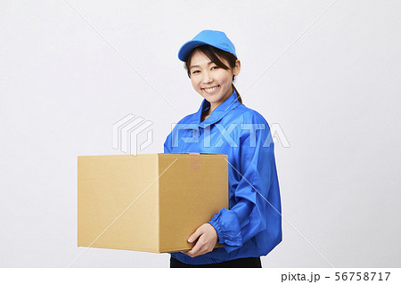 若い女性　引っ越し　荷造り　宅配便　宅配　流通 56758717