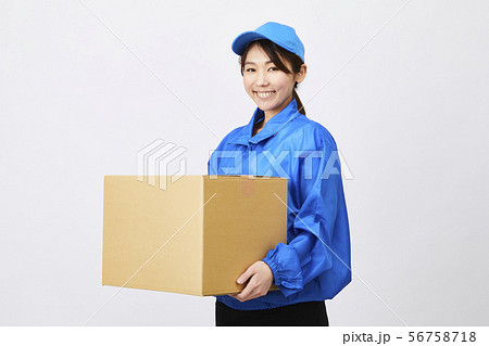 若い女性　引っ越し　荷造り　宅配便　宅配　流通 56758718