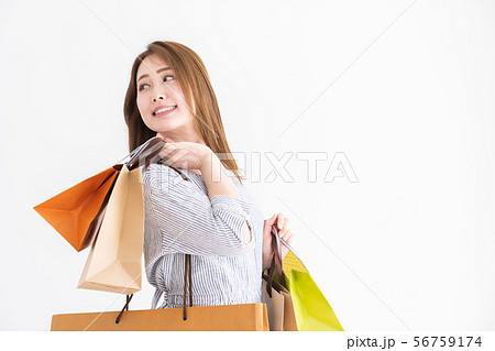 買い物をする女性 56759174
