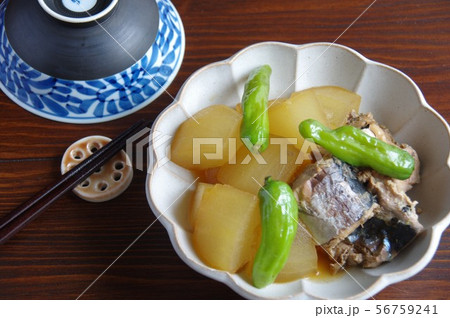 冬瓜とサバ缶の煮物　とうがんとサバ缶　家庭料理 56759241