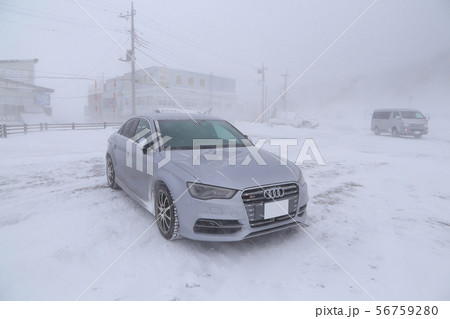 冬季の悪天候(吹雪)で雪が付着した車 56759280