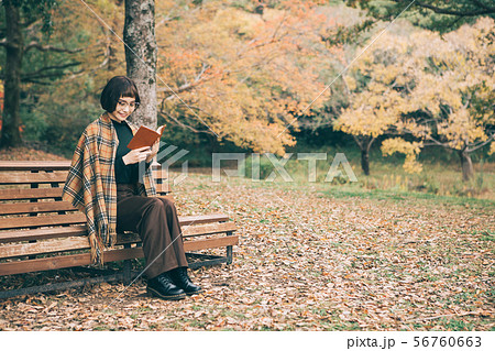 公園で読書をする女性 公園で読書をする女性 56760663