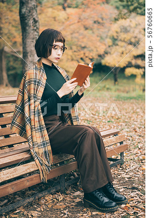 公園で読書をする女性 56760665