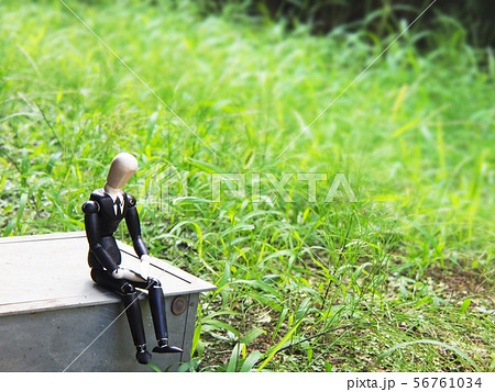 落ち込んだうな垂れる疲れたサラリーマン 56761034