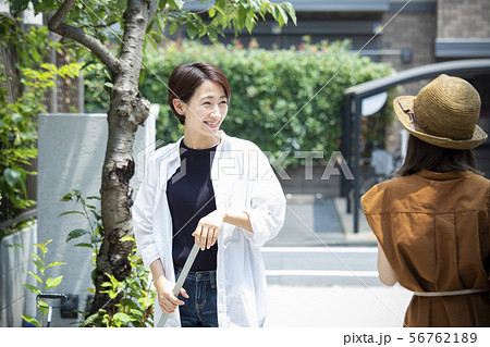 女性　庭掃除　掃除　玄関掃除　町内清掃　挨拶 56762189