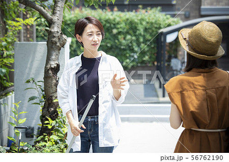 女性 庭掃除 掃除 玄関掃除 町内清掃 挨拶 女性 庭掃除 掃除 玄関掃除 町内清掃 挨拶 56762190