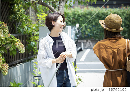 女性　庭掃除　掃除　玄関掃除　町内清掃　挨拶 56762192