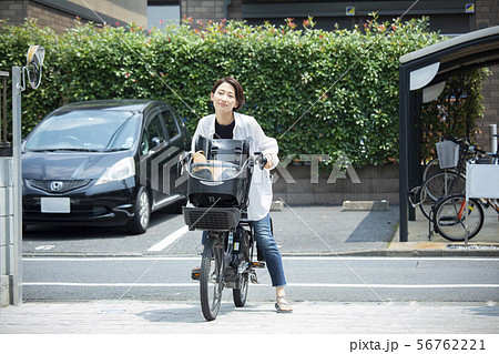 女性　ママチャリ　自転車　送り迎え　通勤　出勤　主婦 56762221