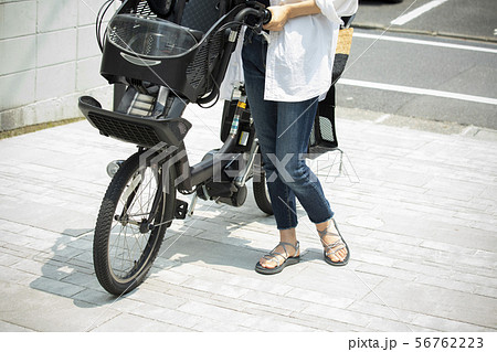 女性 ママチャリ 自転車 送り迎え 通勤 出勤 主婦の写真素材