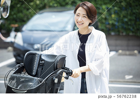 女性 ママチャリ 自転車 送り迎え 通勤 出勤 主婦の写真素材
