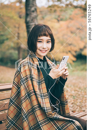 公園で音楽を聴く女性 公園で音楽を聴く女性 56765249