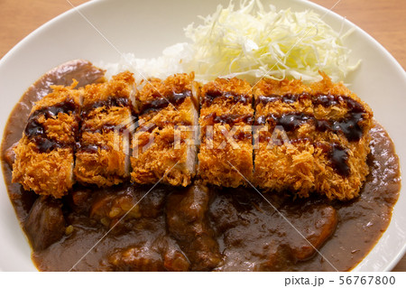 金沢カレー風にアレンジされたカツカレー(ヒレカツトッピングビーフカレーライス・キャベツ千切り添え)。 56767800