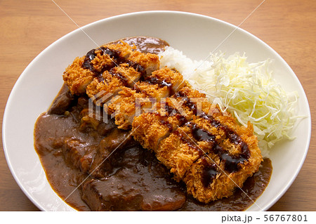 金沢カレー風にアレンジされたカツカレー(ヒレカツトッピングビーフカレーライス・キャベツ千切り添え)。 56767801