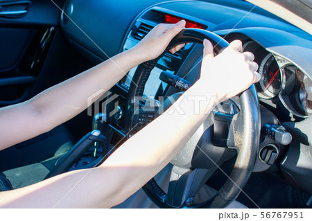 車を運転する女性の腕 56767951