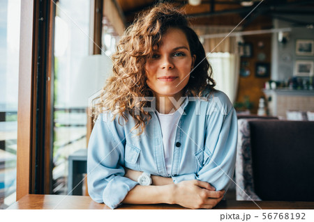 Portrait of beautiful young woman 56768192