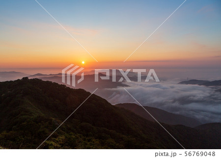 夜明けの伊吹山から朝日と雲海 56769048