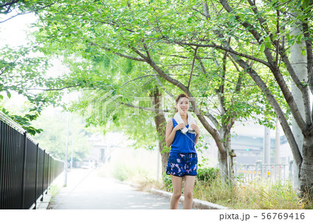 緑の中を走る若い女性 緑の中を走る若い女性 56769416
