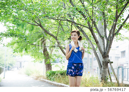 緑の中を走る若い女性 緑の中を走る若い女性 56769417