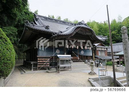 【四国八十八ヶ所】第五十四番　延命寺　本堂と梅雨空　愛媛県今治市 56769666