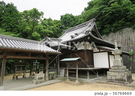 【四国八十八ヶ所】第五十二番　太山寺　大師堂と梅雨空　愛媛県松山市 56769669
