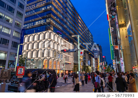 《東京都》銀座の夜景・賑わう繁華街 56770993