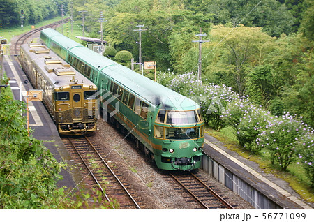 野矢駅で交換する特急 ゆふいんの森4号 とjrkyushu Sweet Train 或る列車 の写真素材