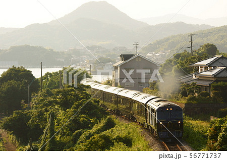 夕陽を浴び豪華クルーズトレイン・ななつ星は長崎へ向かう 56771737