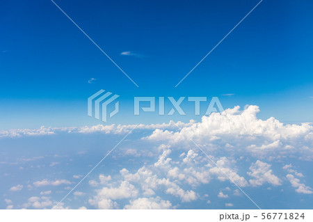 飛行機から見下ろす雲海 56771824