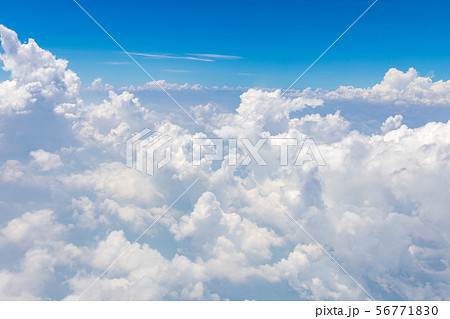 飛行機から見下ろす雲海 56771830