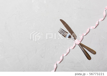 Top view of crossed knife and fork connected by 56773221