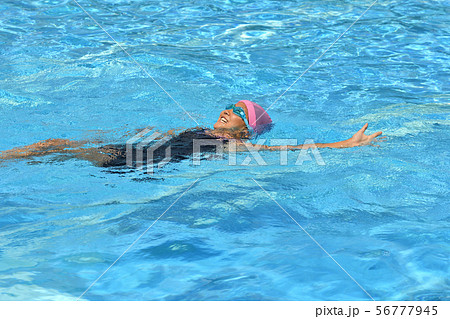プールで泳ぐ女の子 56777945