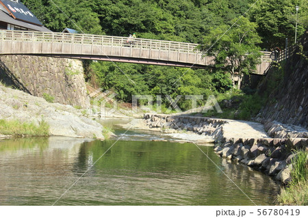 荒い岩肌 56780419