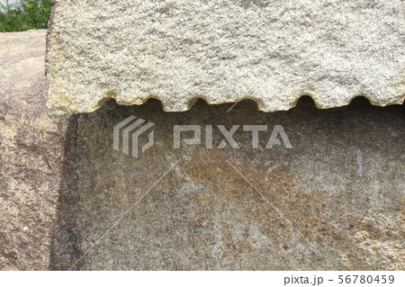 荒い岩肌 56780459