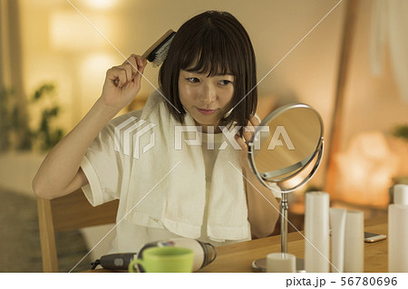 若い女性 ヘアケア 若い女性 ヘアケア 56780696