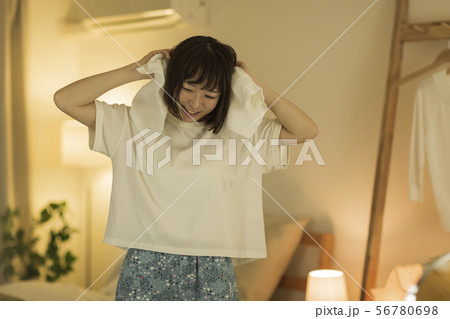 若い女性 風呂上がり 若い女性 風呂上がり 56780698
