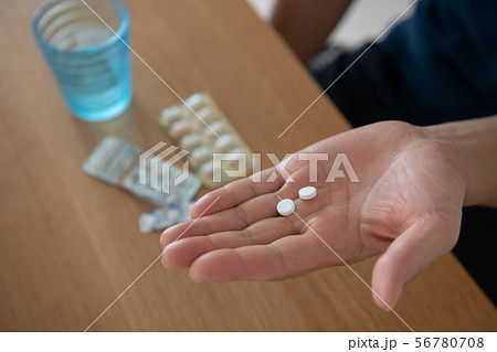 薬　クスリ　医薬品　投薬　飲み薬　錠剤 56780708