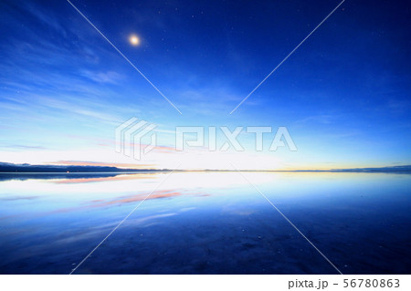 ウユニ塩湖の星空 56780863